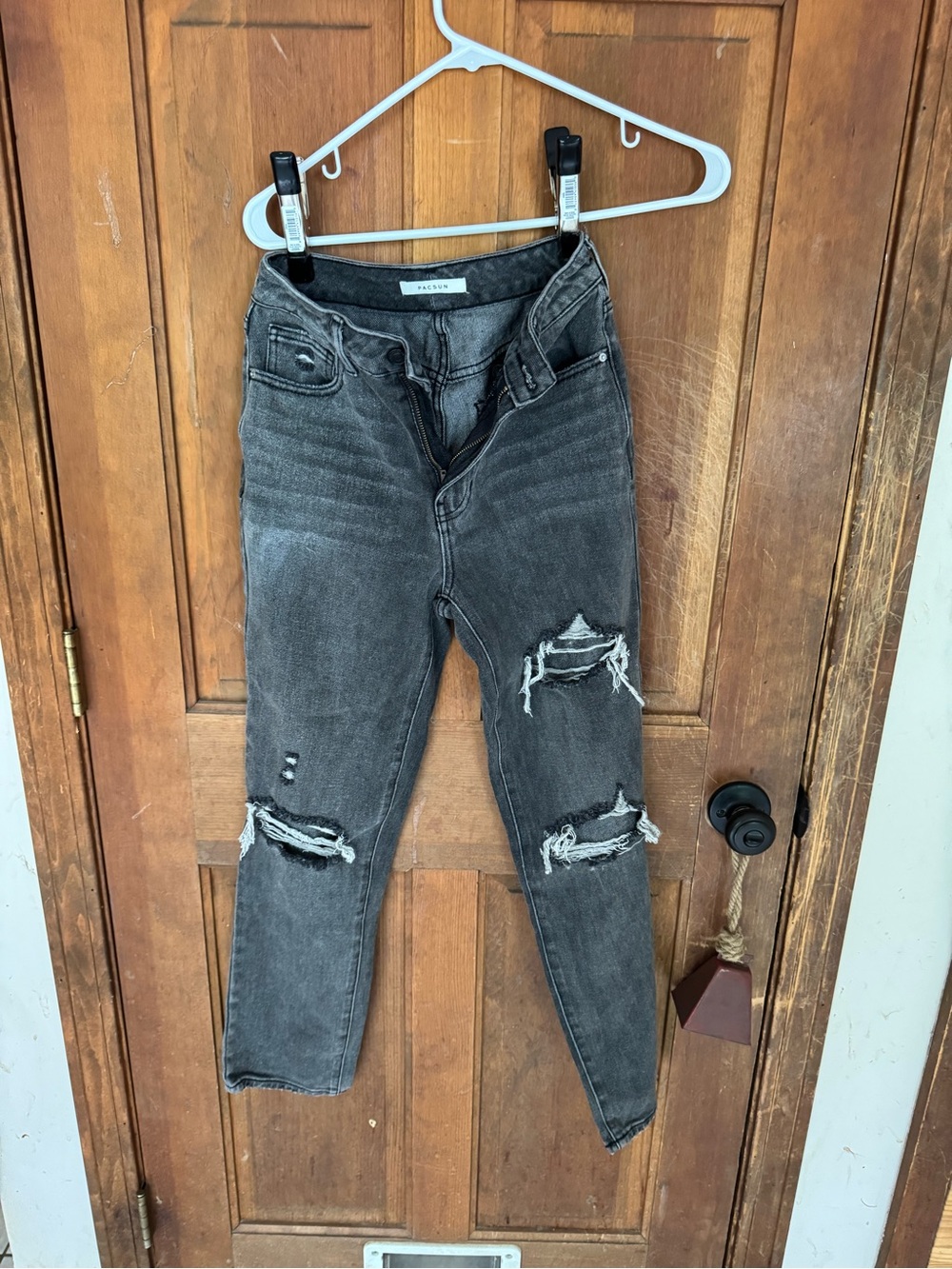 PacSun Women's Straight Leg Distressed Jeans in Charcoal Gray